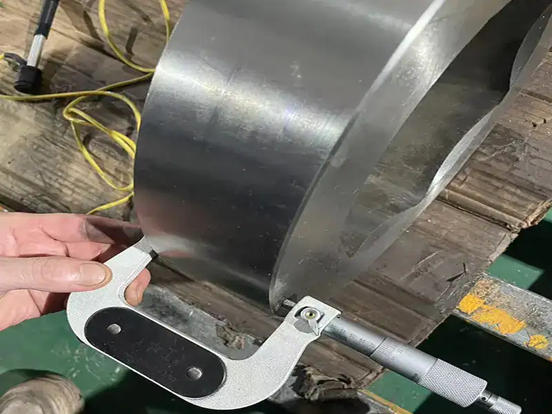 出荷前にスベーサー寸法測定